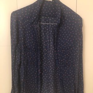 Sleek button down with cute design 💁🏼‍♀️